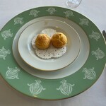 オテル・ド・ヨシノ - 最初の品 温かいミニチーズシュー