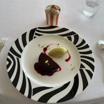 オテル・ド・ヨシノ - ○デザート/Dessert
      ミロワールショコラのムース、ピスタチオのアイス