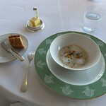 オテル・ド・ヨシノ - ○スープ/Soupe de jour
      トピナンブールのヴルーテ（菊芋のポタージュスープ ）と全粒粉バゲット