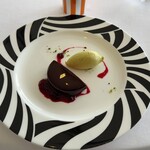 オテル・ド・ヨシノ - ○デザート/Dessert
      ミロワールショコラのムース、ピスタチオのアイス