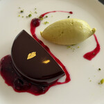 オテル・ド・ヨシノ - ○デザート/Dessert
      ミロワールショコラのムース、ピスタチオのアイス