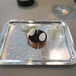 SEZANNE - フォアグラ・中華醤油・デーツのムースのタルト