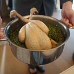 SEZANNE - ヴァンジョーヌを使った有明山農場美膳軍鶏のポシェ (酔っぱらい鶏)