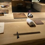 宇田津 鮨 - 立派な美しいカウンター　紙は携帯置き場