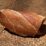 宇田津 鮨 - 5.真カジキの背のヅケ　京都の和芥子
      カジキがいい甘みでカラシの香りと合う
      これ美味い　初めて食べる感じ