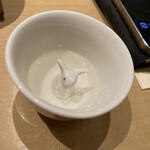 宇田津 鮨 - ペアリングを頼んだメンバーの、うさぎの入ったおちょこかわいい
