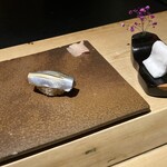 宇田津 鮨 - 2.小肌
      キリッとして美味しい
      シャリは硬め みどりさいばい?のササニシキ