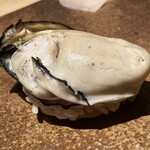 宇田津 鮨 - 12.牡蠣
      岩手の広田湾
      3年熟成の赤味噌
      牡蠣の握りは初めて食べた
      ふっくらの身　不思議な味わい