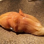 宇田津 鮨 - 4.赤貝　対馬韓国寄り
      コリコリ　きれいなかたち　
      厚いけど香り控えめ
      普段は別の産地の方が多いよう