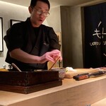 宇田津 鮨 - 宇田津大将。癖のあるお客さんのあしらいも上手です。英語でも説明できる。