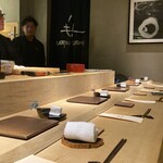 宇田津 鮨 - 立派な美しいカウンター　紙は携帯置き場