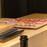 宇田津 鮨 - 最初にネタを大きな包丁で切って準備