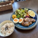 バルバルキッチンアメリ - サラダランチ：鶏もも肉のコンフィ＆鴨出汁洋風おでん
      (¥1,200)