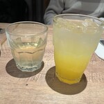 PIZZA SALVATORE CUOMO - 白ワイン(左)とレモネード  