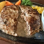 ハンバーグ・ステーキ宮崎亭 - 切ると中から肉汁がドバドバと