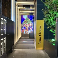 R1 TOKYO Bar&Restaurant - 一見壁のような奥の扉で2階に。。