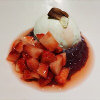 但 - .....五品目　ふきのとうのアイスクリーム（ヨーグルトとマスカルポーネ）　赤ワイン（ピノ・ノワール）のジュレ　苺のコンポート　ふきのとうの皮.....