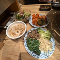 個室焼肉匠 - 山芋キムチとブロッコリーのナムルが美味しかった