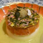 横濱元町 霧笛楼 - 富士トラウトの自家製スモークのブランマンジェ 蕪のピューレと菊の香り