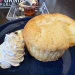コミュニティ カフェ ファミリア - 米粉マフィン バニラ+ホイップクリームトッピング