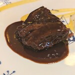 横濱元町 霧笛楼 - 川俣シャモの赤ワイン煮 里芋のグラタンと干し柿のソース