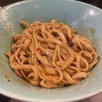 麺や一芯 - 麺は平べったい平打ち麺