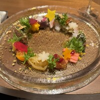 カントニーズ 燕 - クラゲと白身魚の冷菜盛りはクリスマスリースに。