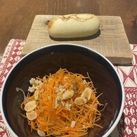 biodinamico - 細切り人参とスライスアーモンドのサラダ＆自家製パン