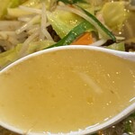 青竹手打ちらーめん 夢現 - 澄んだスープは、野菜の旨味と甘みがたっぷり