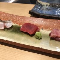 川梅 懐石・鮨 - 造り。左からイサキ、マグロ、寒ブリ