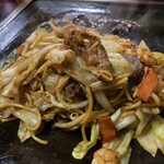 ち せ ん - 牛ミックスの焼きそば。甘めのソース仕上げです。(お店の方で焼いてくださいました。)