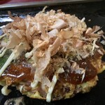 ち せ ん - 牛ミックスのお好み焼き。外はカリっと、中はふんわりしていて美味しい。こちらは自分で(友達が)焼いていますが、店内でも焼いてくれるかと思います。