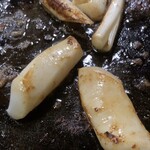 ち せ ん - いか焼き(胴切り身)。厚みがあって、ちょうどよい歯応えがあります。バターと醤油仕上げです。