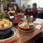 和韓料理 プルコギ専門店 じゅろく - 広いカウンター席　オシャレな店内◎