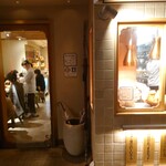 東のHIBARI - 店舗入口と　テイクアウト窓口