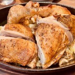 ローストチキンクラブ ファイティング クック - ローストチキン右が胸肉左がもも肉