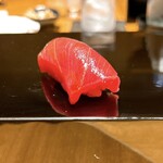 恵比寿 鮨 ふじまさ - 中トロ
      
      この日のマグロは青森県産
      
      赤色が深いが脂の含有はすごい