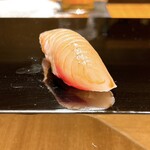 恵比寿 鮨 ふじまさ - 鰆
      
      この日の裏のMVP
      
      この時期の鰆しか買わないとスペシャルな性質を持つ
      
      大将の説明にもあったが、バターのような舌に馴染んでいく風味と脂、鰆の香りと旨味
      
      魚とは思えない風味に驚き