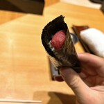 恵比寿 鮨 ふじまさ - トロの手巻き
      トロ、シャリ、海苔の旨味が渾然一体となる。
      スタートの定番。
      コースの始まりにふさわしいスイッチが入るインパクトが高い一品。