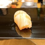 恵比寿 鮨 ふじまさ - ホタテ
      
      手で割くことで繊維を感じる断面
      
      トロッととろけながら繊維が解けるように甘みが