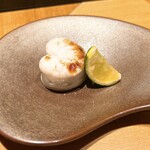 恵比寿 鮨 ふじまさ - フグの白子
      
      炙った熱々をいただくと、旨味の強い中身が溢れる
      白子ポン酢との比較が言い表わすのが難しいが、
      こちらの方がクリーミーさがおとなしい代わりに旨味のインパクトが強い印象