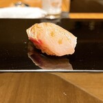 恵比寿 鮨 ふじまさ - ノドグロ
      
      握りの最初は旨味の強いタイプの白身
      このお店の定番のスタート
      
      脂が回った旨味たっぷりな身とシャリが絡む