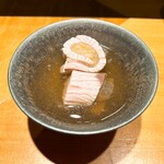 恵比寿 鮨 ふじまさ - 鰤しゃぶ
      
      大きい切り身はネギと大根を包むため
      
      出汁の旨みとネギと大根のしゅんだ感じと甘みを、ぶりの風味と旨味、脂が包み込む
      12月の師走にふさわしい逸品。
      
      