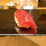 恵比寿 鮨 ふじまさ - 赤身
      
      冬のマグロとなり鉄っぽさが抜けて脂の旨みが赤身なのに出てくる
      
      業界用語だと『脂が"かんでくる"。』
      
      シャリと赤身と脂のバランスが最高だった。
      表のMVP