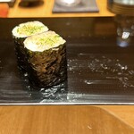 恵比寿 鮨 ふじまさ - きゅうり巻き
      
      風味と歯応えが強い外側のみを千切りに
      
      塩と胡麻もアクセント