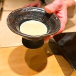 恵比寿 鮨 ふじまさ - 季節の茶碗蒸しの下地
      
      完成前に見せてくるのも大将のユーモア
      ぜひお店で体験を。