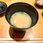 恵比寿 鮨 ふじまさ - カニの味噌汁
      
      カニと味噌の風味が優しく溶け合う落ち着くお椀