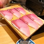 恵比寿 鮨 ふじまさ - 鰤しゃぶの切り身
      
      この大きさと分厚さにするにはワケがあるそう。