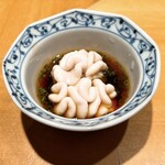 恵比寿 鮨 ふじまさ - 白子ポン酢
      
      市場で手に入る最高レベルの白子とのこと
      
      臭みが全くない、薄皮に包まれたトロトロクリーミー、旨味抜群の白子が口腔を満たす
      
      ポン酢はこの後のコースでも使うとのことでキープ