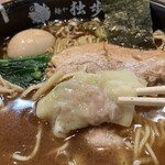 麺や独歩 - 餡がぎっしり詰まったワンタンも絶品